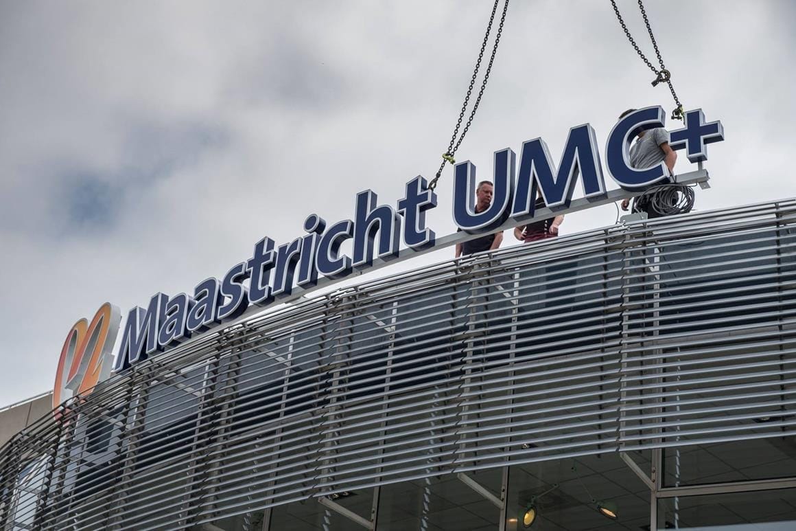 Op zaterdag 17 juni werd het logo van het Maastricht UMC+ bevestigd boven de hoofdingang van het hoofdgebouw.