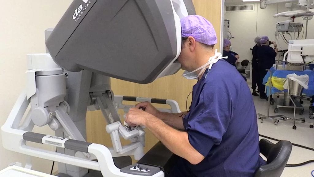 Rechtenvrije foto: Uroloog Eric Vrijhof voert robot-operatie uit bij een patiënt met prostaatkanker