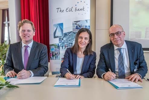 Ondertekening overeenkomst EIB en Isala met v.l.n.r. Hans Naudts (Europese Commissie), Gemma Feliciani (EIB) en Roel Venema (Isala)