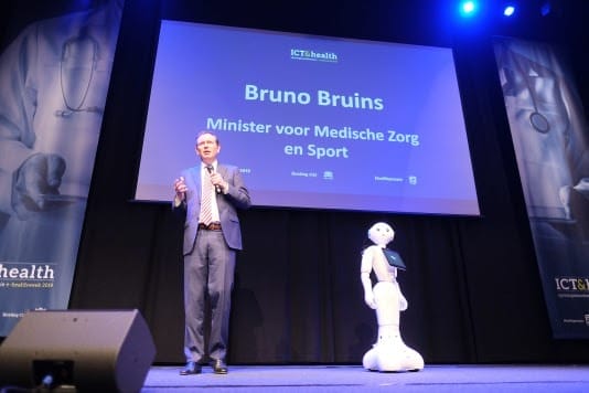 Minister voor Medische Zorg en Sport Bruno Bruins gaf samen met zorgrobot Phi het startsignaal van de e-healthweek tijdens de ICT&health Openingsmanifestatie in Louwman Museum, Den Haag. Foto: Stefan Segers Fotografie.