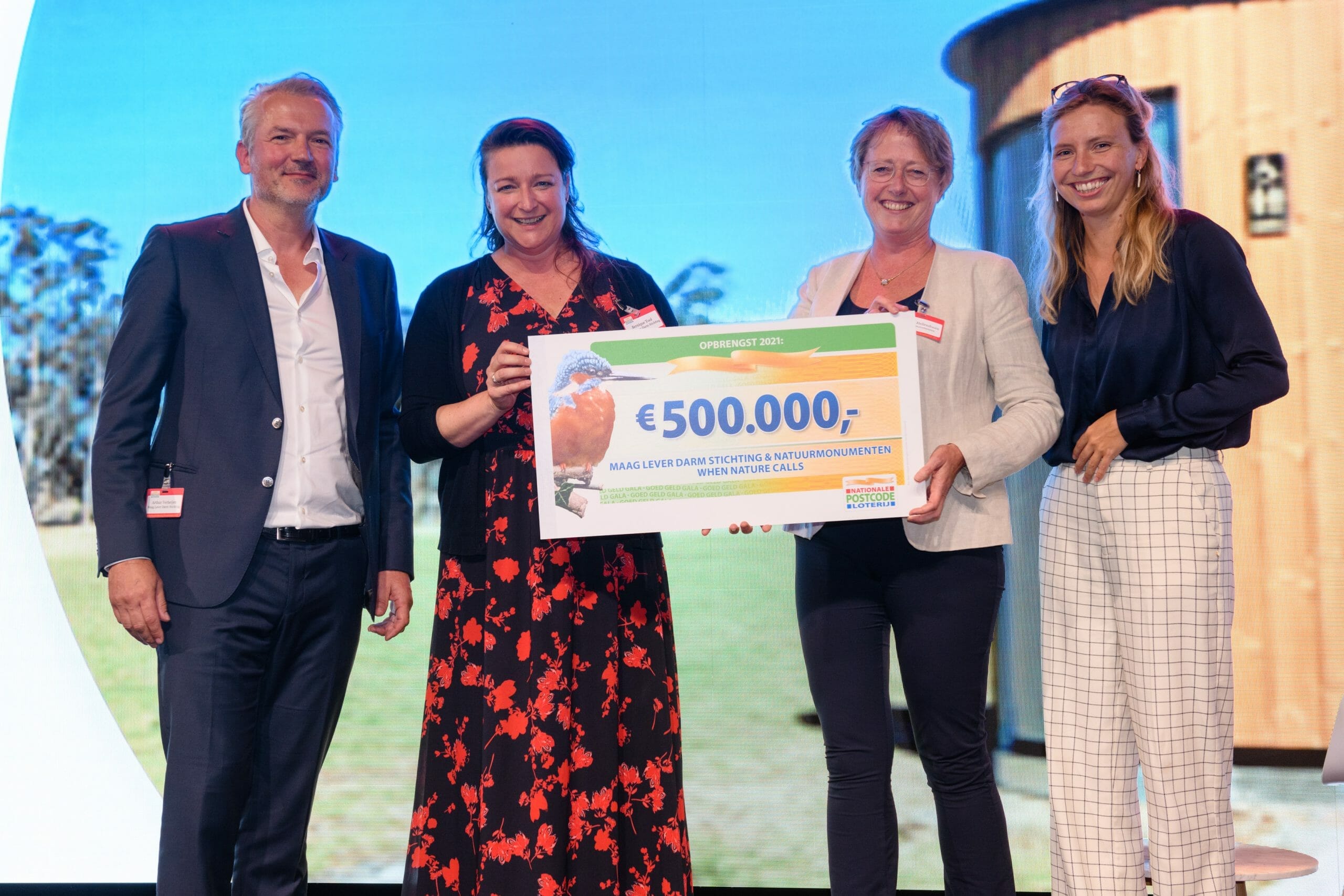 De cheque ter waarde van 500.000 euro wordt overhandigd aan Bernique Tool van de Maag Lever Darm Stichting (links) en Barbara Hellendoorn van Natuurmonumenten (rechts).