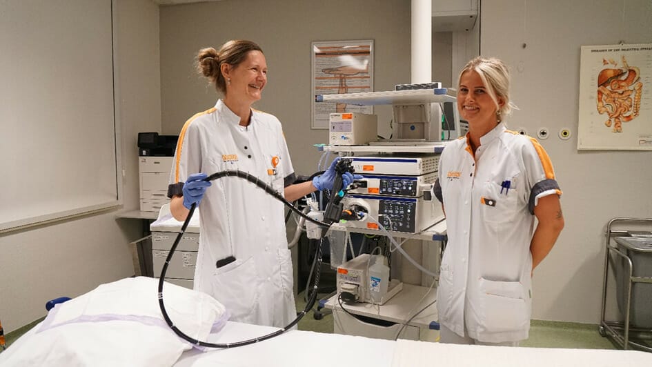 “Het onderzoek met de Olympus PowerSpiral endoscoop duurt ongeveer 60 minuten en wordt uitgevoerd door een medisch specialist, een sedatiemedewerker en twee endoscopie verpleegkundigen. Op de foto van links naar rechts: ”Evelyne Verweij, MDL-arts, én Lotte Verhaegen, endoscopieverpleegkundige.