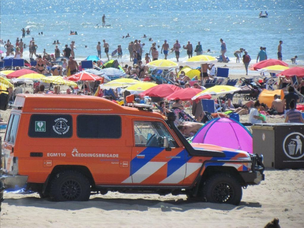Drukte aan de kust bij Egmond aan Zee. (Foto: Reddingsbrigade Nederland)
