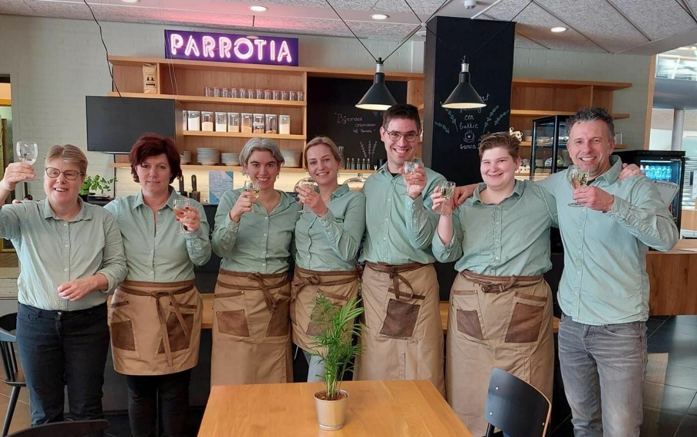 Foto-onderschrift: Het SDW serviceteam bij Parrotia proost op de start van lunchroom Parrotia Plaza.