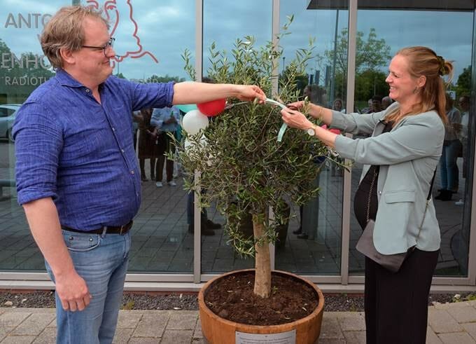 Saar Clevers-Van ‘t Hof, radiotherapeut van het Antoni van Leeuwenhoek en onco- en hematoloog Aart Beeker van het Spaarne Gasthuis tijdens de feestelijke viering van de 10 jarige samenwerking.