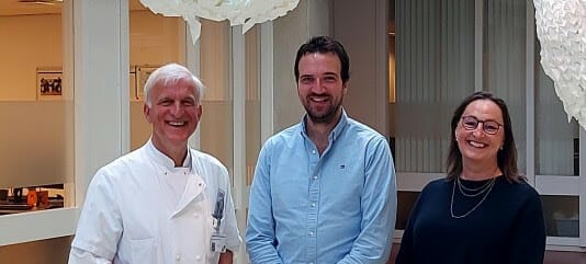 Professor Rob Nelissen (afdelingshoofd Orthopedie), Banne Németh en Suzanne Cannegieter
