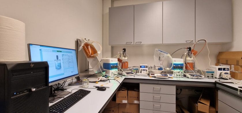 De proefopstelling naast een bioreactor vol gekweekt bloed